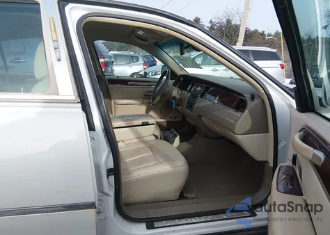 2003 Lincoln Town Car Cartier из США, поврежденный, VIN 1LNHM83W53Y619801